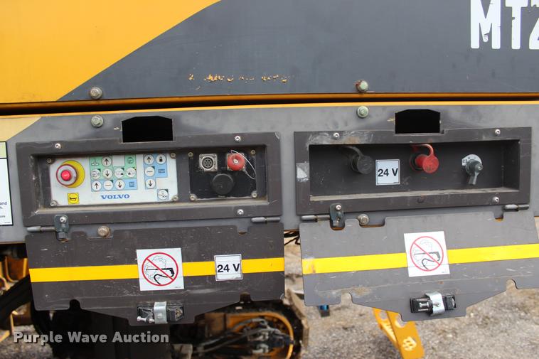 image for item L1996 2010 Volvo MT2000 pavement milling machine