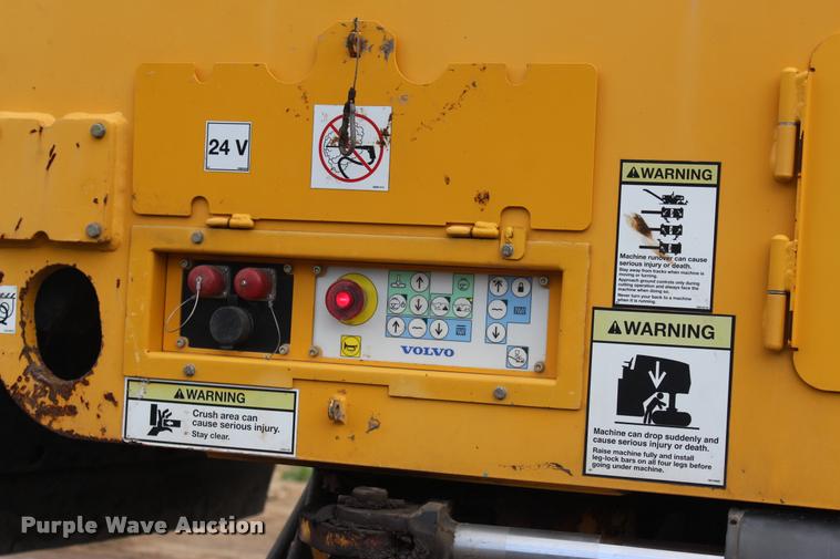 image for item L1996 2010 Volvo MT2000 pavement milling machine