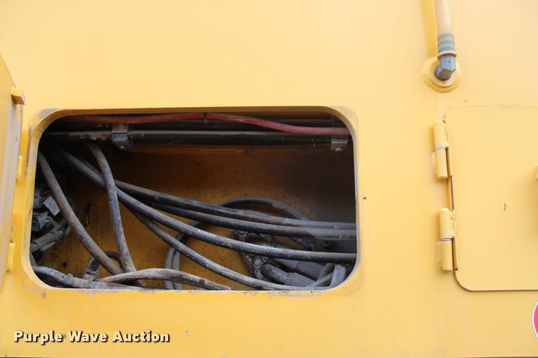 image for item L1996 2010 Volvo MT2000 pavement milling machine