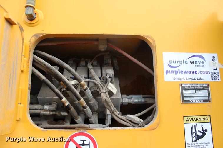 image for item L1996 2010 Volvo MT2000 pavement milling machine