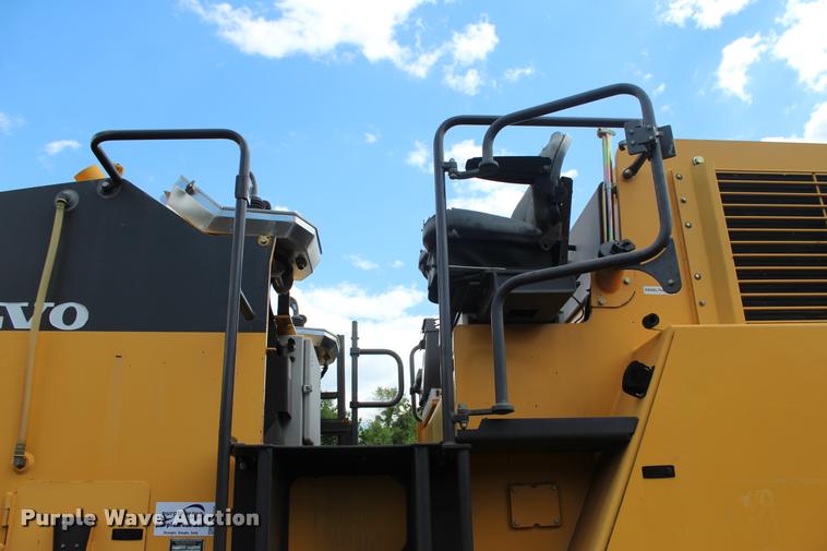 image for item L1996 2010 Volvo MT2000 pavement milling machine