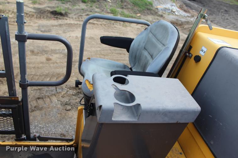 image for item L1996 2010 Volvo MT2000 pavement milling machine