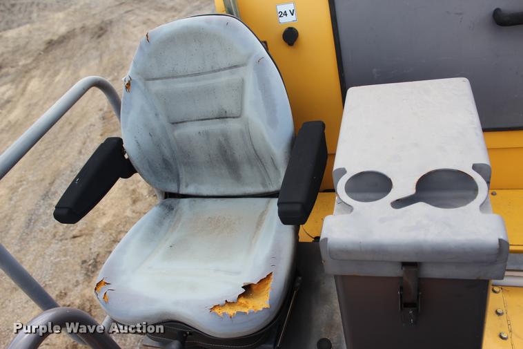 image for item L1996 2010 Volvo MT2000 pavement milling machine