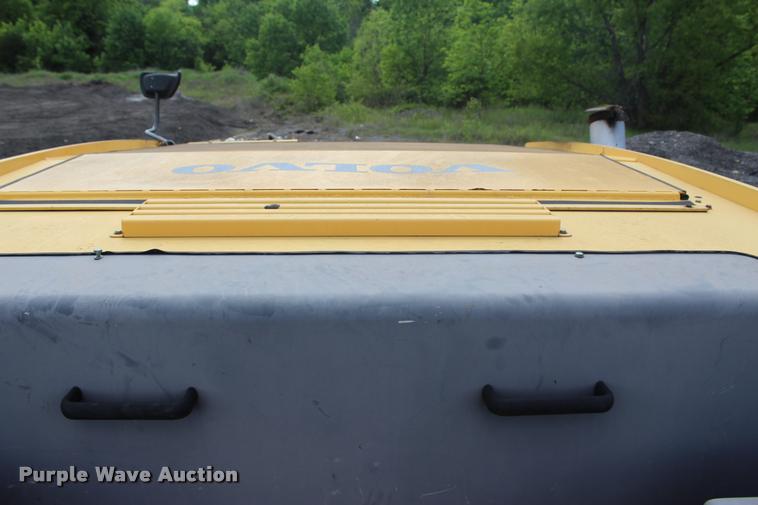 image for item L1996 2010 Volvo MT2000 pavement milling machine