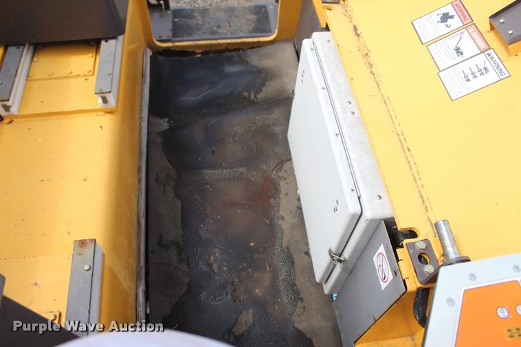 image for item L1996 2010 Volvo MT2000 pavement milling machine