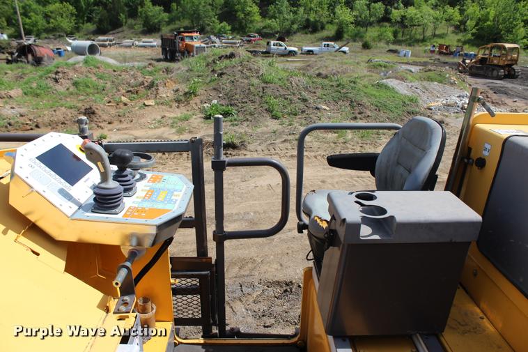 image for item L1996 2010 Volvo MT2000 pavement milling machine