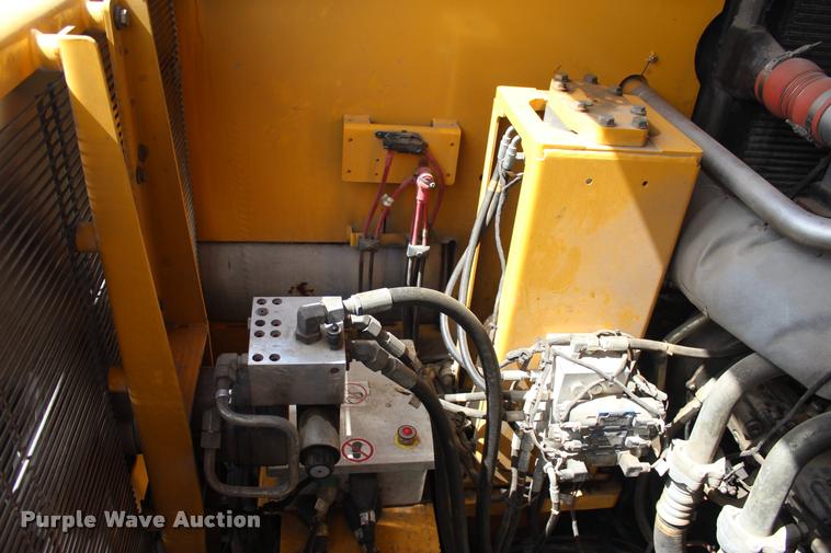 image for item L1996 2010 Volvo MT2000 pavement milling machine