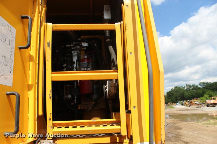 image for item L1996 2010 Volvo MT2000 pavement milling machine