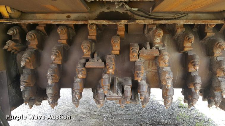 image for item L1996 2010 Volvo MT2000 pavement milling machine