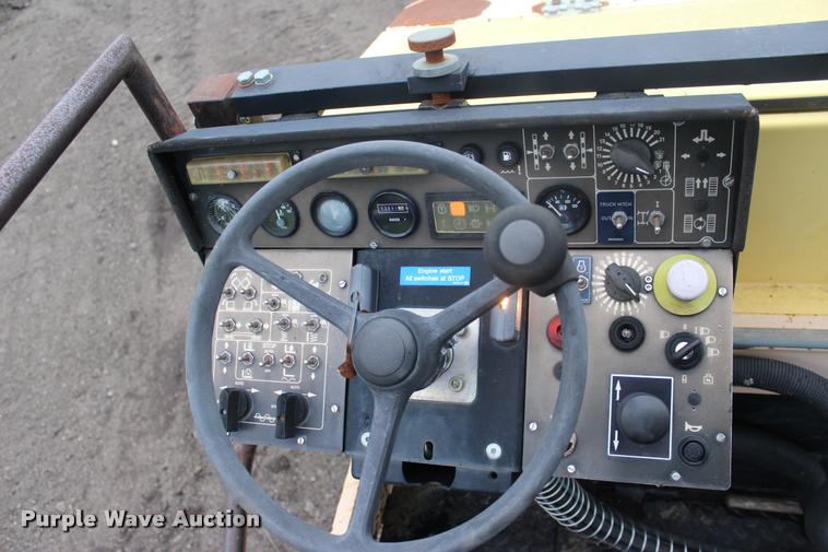 image for item L3038 2006 Dynapac F121-6W paver