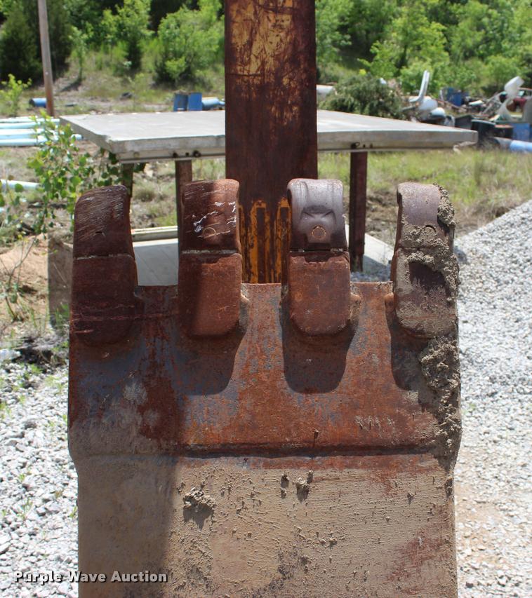 image for item L3043 1996 Hyundai 130LC-3 excavator