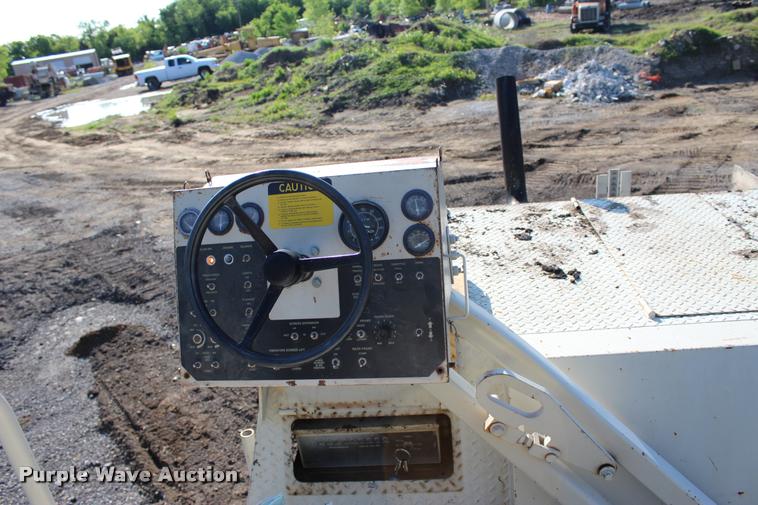 image for item L3044 1997 Cedarapids CR461 paver