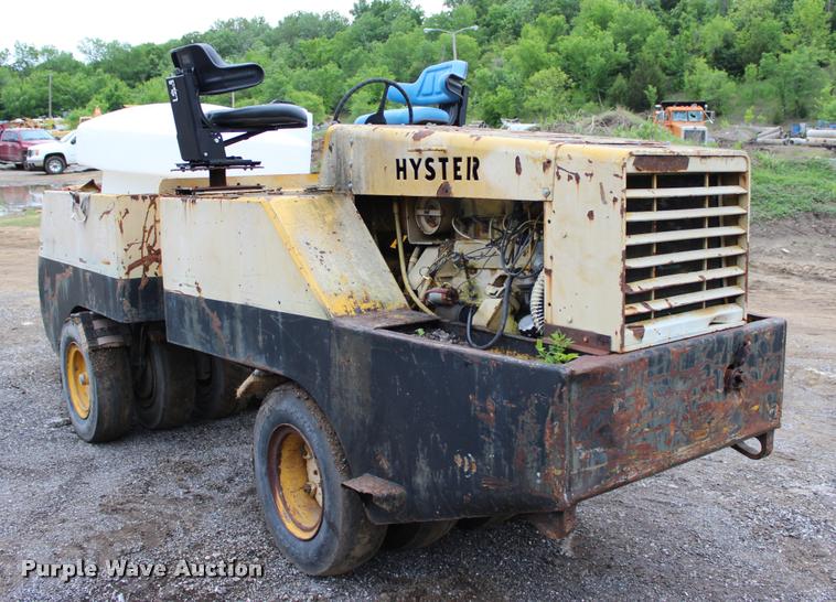 image for item L3045 Hyster C530A pneumatic roller