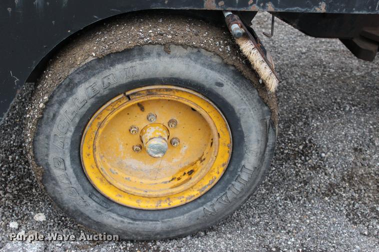 image for item L3045 Hyster C530A pneumatic roller