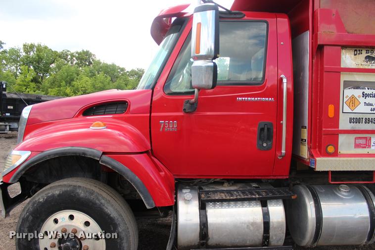 image for item L3050 2007 International 7500 dump truck