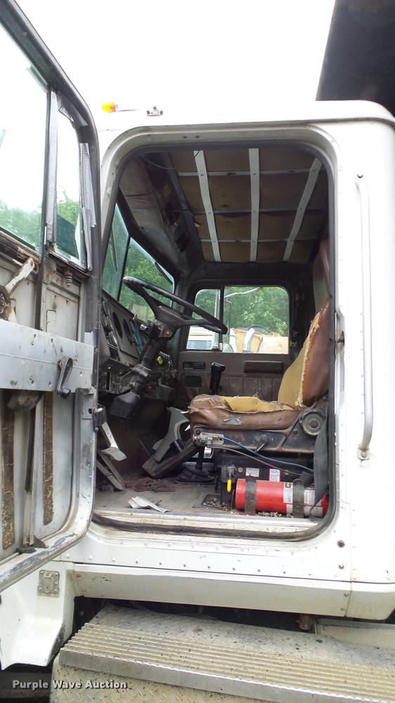 image for item L3058 1991 International 9400 dump truck