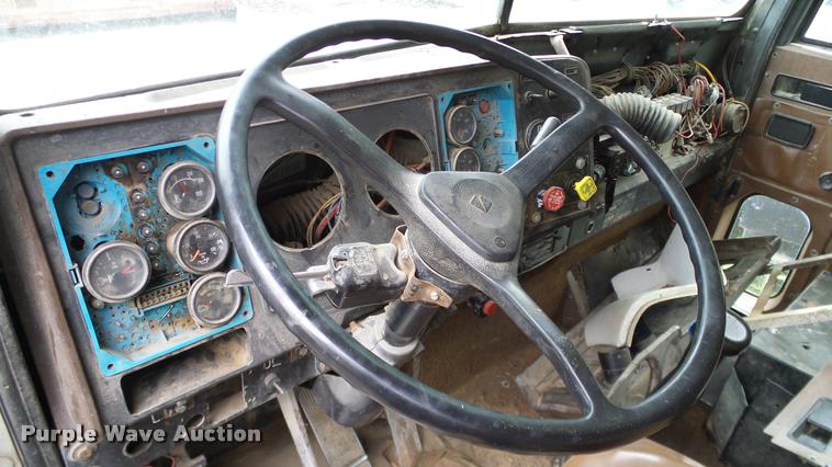 image for item L3058 1991 International 9400 dump truck