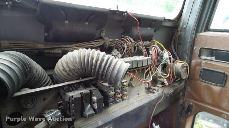 image for item L3058 1991 International 9400 dump truck