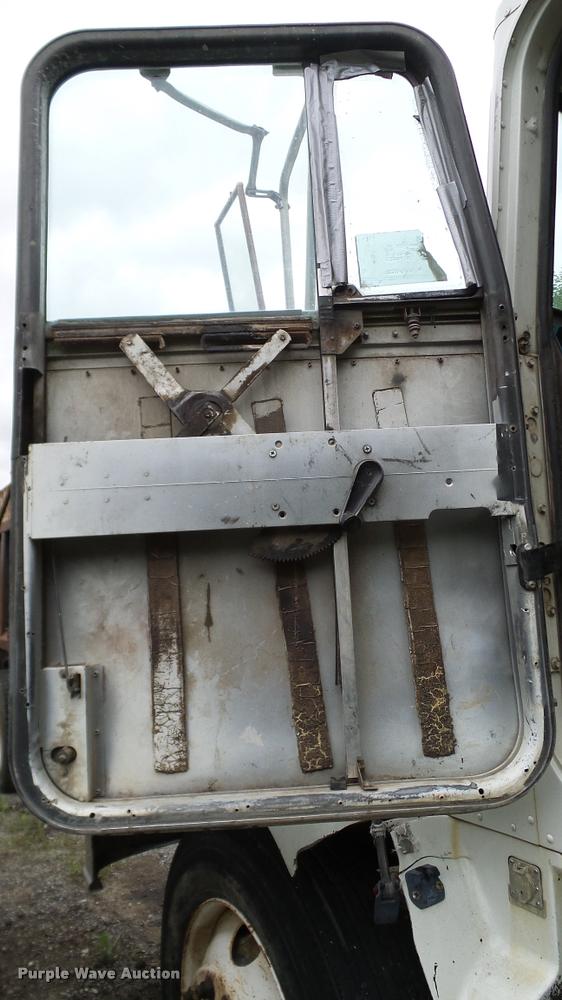 image for item L3058 1991 International 9400 dump truck