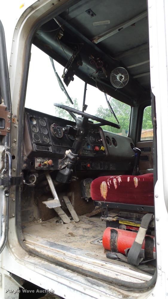 image for item L3059 1991 International 9400 dump truck