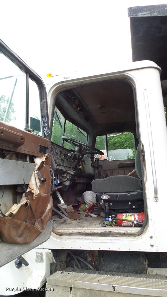 image for item L3062 1991 International 9400 dump truck