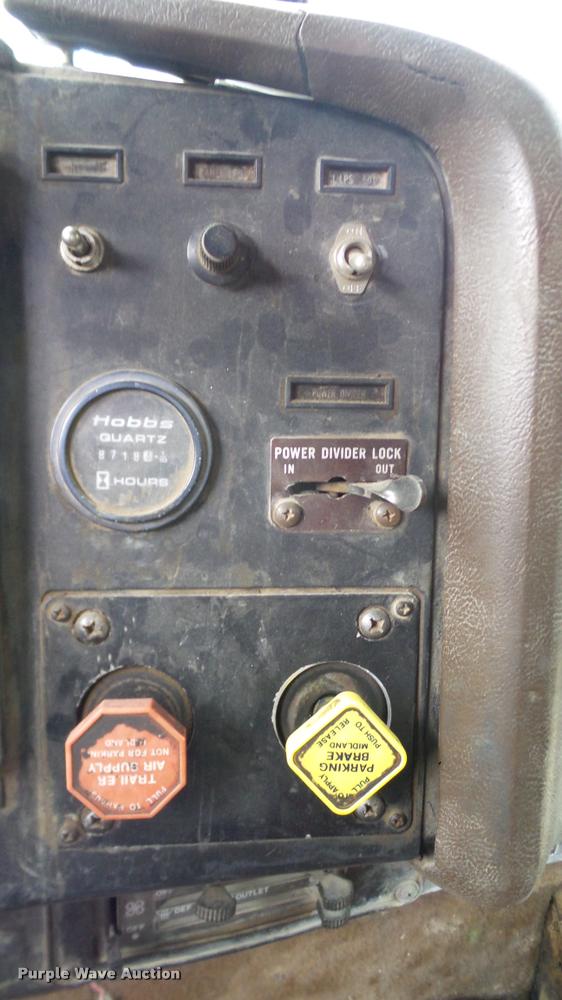 image for item L3062 1991 International 9400 dump truck