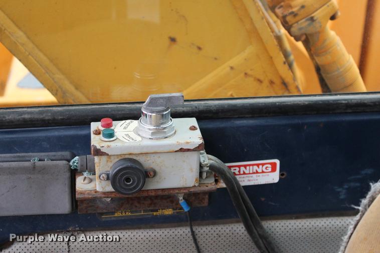 image for item L3070 1998 Hyundai R210LC-3 excavator