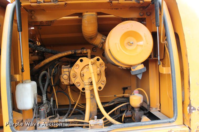 image for item L3070 1998 Hyundai R210LC-3 excavator