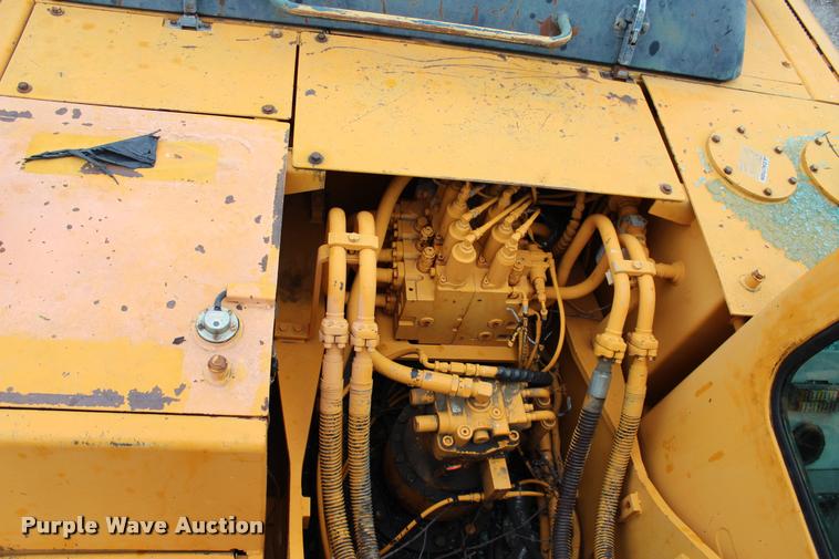 image for item L3070 1998 Hyundai R210LC-3 excavator