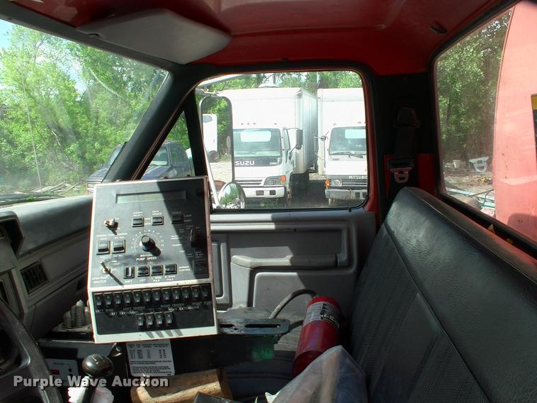 image for item L3085 1996 Ford F800 Super Duty oil distributor truck