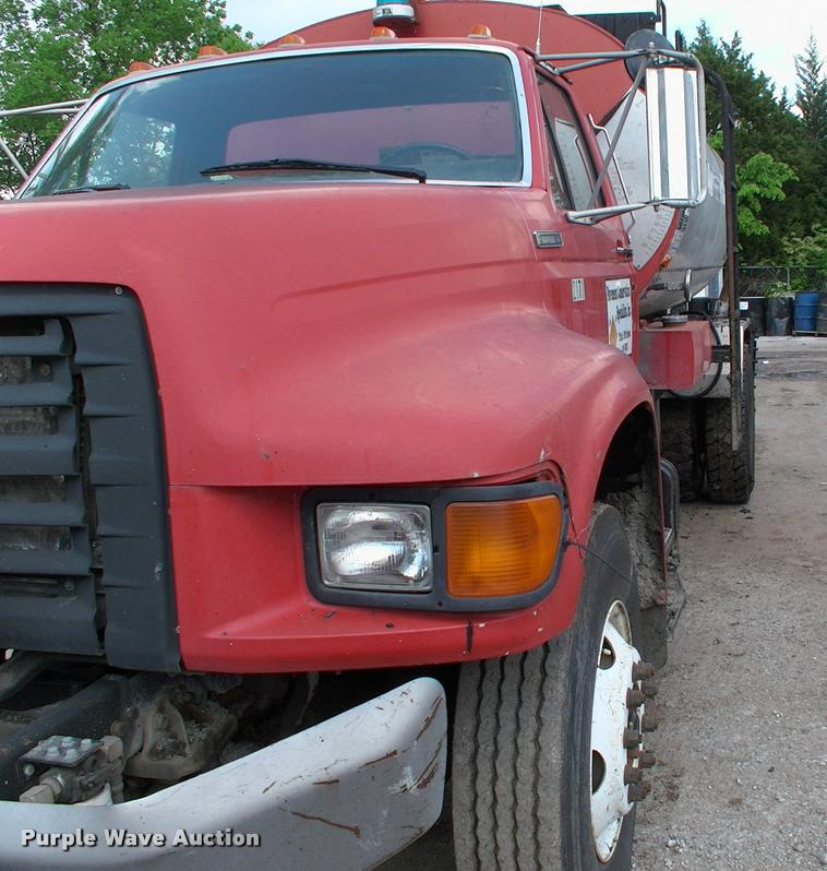 image for item L3085 1996 Ford F800 Super Duty oil distributor truck
