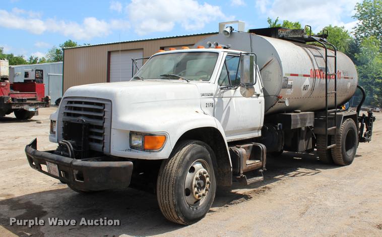 image for item L3100 1998 Ford F800 Super Duty oil distributor truck