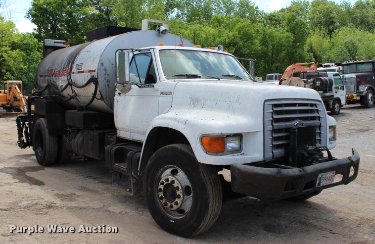 image for item L3100 1998 Ford F800 Super Duty oil distributor truck