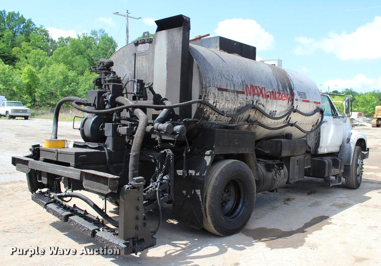 image for item L3100 1998 Ford F800 Super Duty oil distributor truck