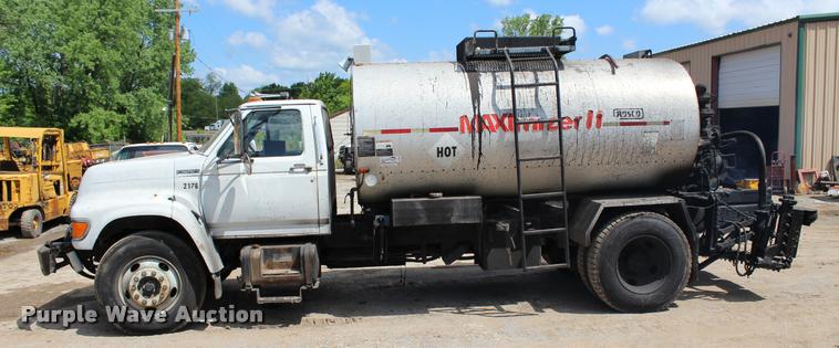 image for item L3100 1998 Ford F800 Super Duty oil distributor truck