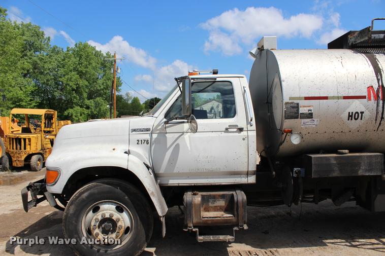 image for item L3100 1998 Ford F800 Super Duty oil distributor truck