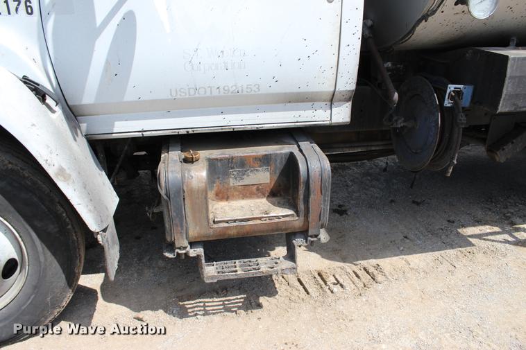 image for item L3100 1998 Ford F800 Super Duty oil distributor truck