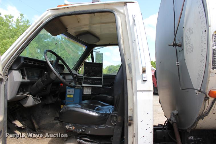 image for item L3100 1998 Ford F800 Super Duty oil distributor truck