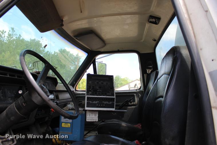 image for item L3100 1998 Ford F800 Super Duty oil distributor truck