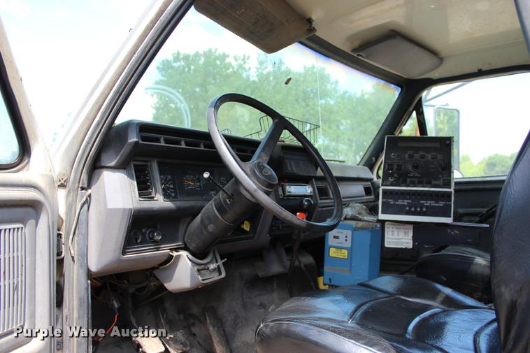 image for item L3100 1998 Ford F800 Super Duty oil distributor truck