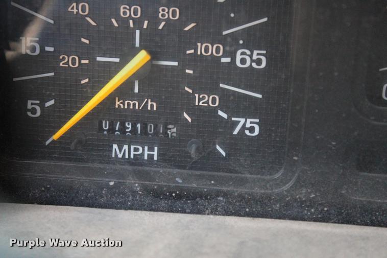 image for item L3100 1998 Ford F800 Super Duty oil distributor truck