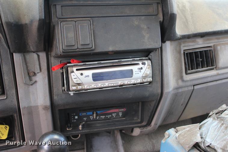 image for item L3100 1998 Ford F800 Super Duty oil distributor truck