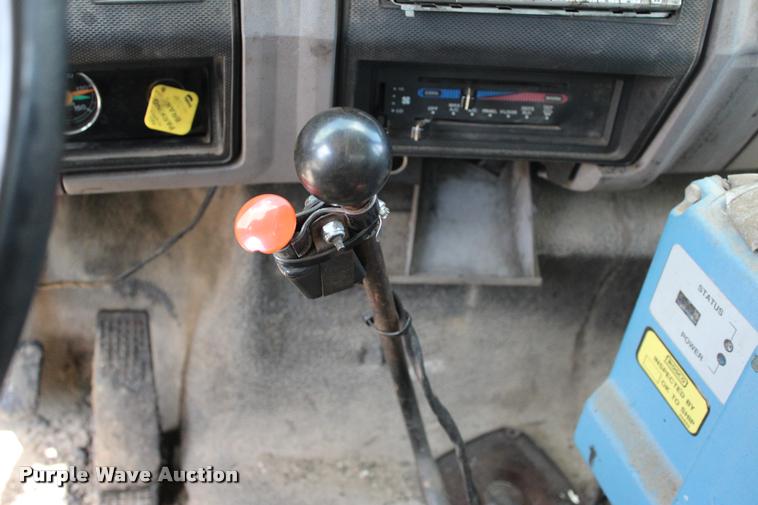 image for item L3100 1998 Ford F800 Super Duty oil distributor truck