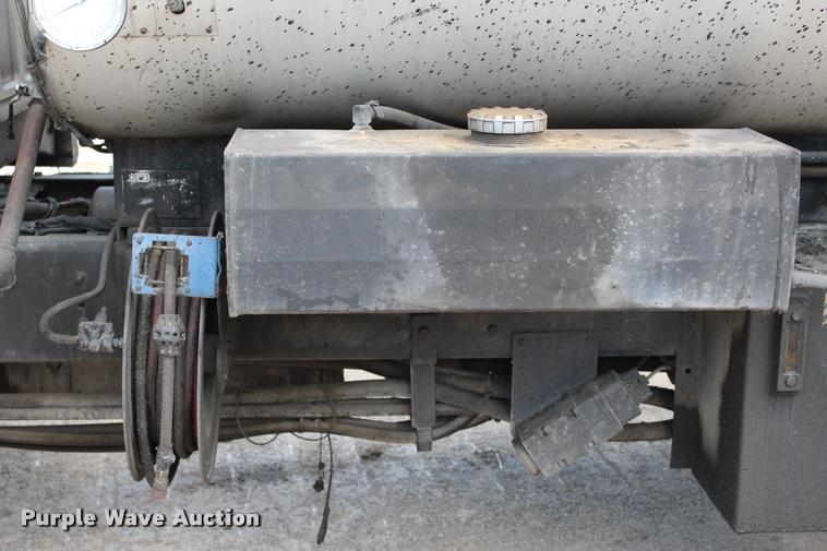 image for item L3100 1998 Ford F800 Super Duty oil distributor truck