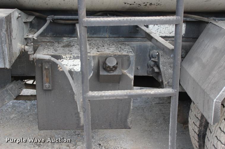 image for item L3100 1998 Ford F800 Super Duty oil distributor truck