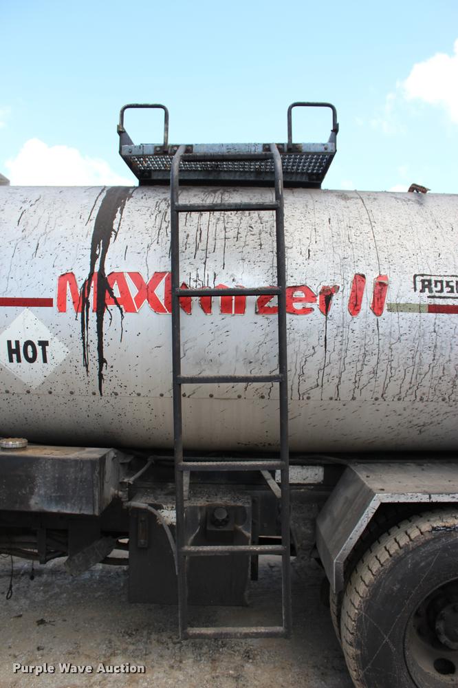 image for item L3100 1998 Ford F800 Super Duty oil distributor truck