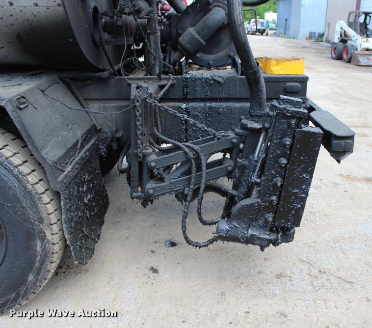 image for item L3100 1998 Ford F800 Super Duty oil distributor truck