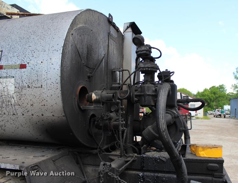 image for item L3100 1998 Ford F800 Super Duty oil distributor truck