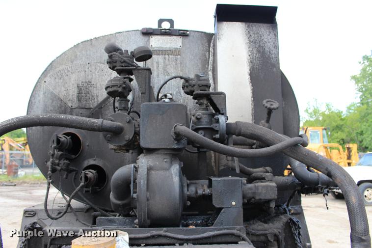 image for item L3100 1998 Ford F800 Super Duty oil distributor truck