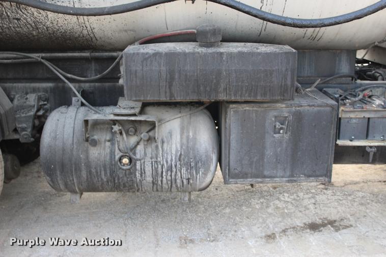 image for item L3100 1998 Ford F800 Super Duty oil distributor truck